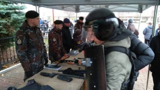 Фоторепортаж: Чествование на центральной площади ветеранов органов внутренних дел и внутренних войск