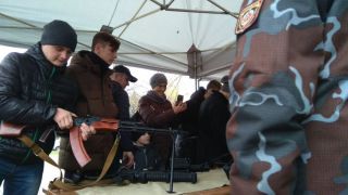 Фоторепортаж: Чествование на центральной площади ветеранов органов внутренних дел и внутренних войск