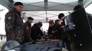 Фоторепортаж: Чествование на центральной площади ветеранов органов внутренних дел и внутренних войск