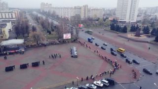 Фоторепортаж: Чествование на центральной площади ветеранов органов внутренних дел и внутренних войск