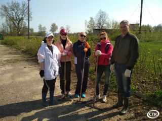 Сотрудники РОВД и Солигорского центра социального обслуживания населения приняли участие в благоустройстве города