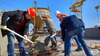 Олег Поскробко во время районного субботника трудился на строительной площадке новой поликлиники