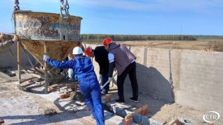 Олег Поскробко во время районного субботника трудился на строительной площадке новой поликлиники