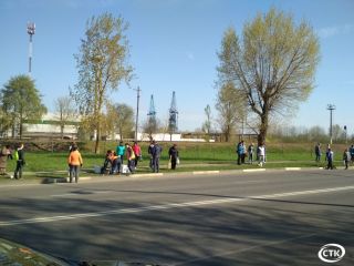В уборке города поучаствовали и работники отдела образования, спорта и туризма Солигорского райисполкома.