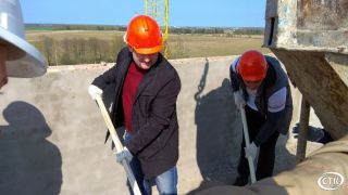 Олег Поскробко во время районного субботника трудился на строительной площадке новой поликлиники