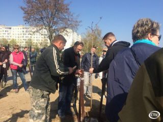 Олег Поскробко во время районного субботника трудился на строительной площадке новой поликлиники