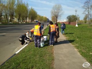 В уборке города поучаствовали и работники отдела образования, спорта и туризма Солигорского райисполкома.
