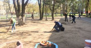 Ученики и работники гимназии №3 вышли на уборку своей территории