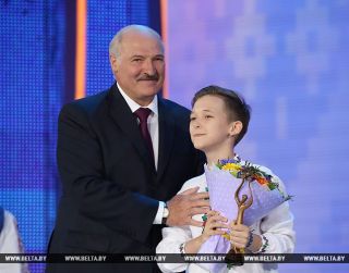Лукашенко вручил награду победителю детского конкурса на "Славянском базаре"