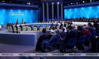 Лукашенко проводит встречу с представителями общественности и СМИ