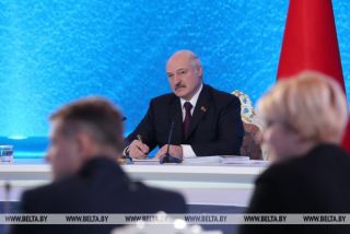 Лукашенко проводит встречу с представителями общественности и СМИ