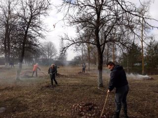 В агрогородке Сковшин убирается мусор, сухая трава и прошлогодняя листва