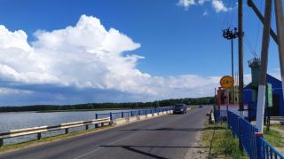 На дамбе перекрывают движение авто