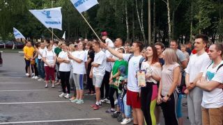 Строители пробежали эстафету по улицам города