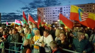 Акция "Споем гимн вместе" объединила солигорчан на центральной площади!