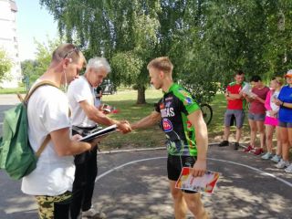 Победители соревнования по фигурному вождению велосипеда.