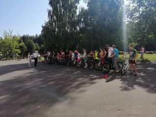 Победители соревнования по фигурному вождению велосипеда.