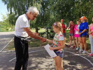 Победители соревнования по фигурному вождению велосипеда.