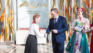Александр Турчин вручил паспорта 23 учащимся Минщины