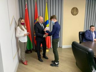 Торжественная церемония вручения паспортов юным солигорчанам, которым исполнилось 14 лет, прошла в Солигорском райисполкоме
