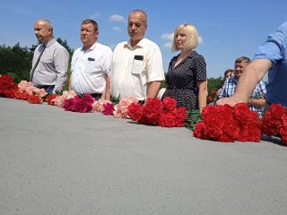 Сегодня руководство района, представители предприятий и организаций почтили память жертв войны