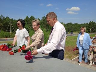 Сегодня руководство района, представители предприятий и организаций почтили память жертв войны