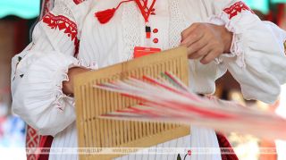 На празднике-конкурсе "Матчыны кросны" в Старых Дорогах покажут свое мастерство более 100 ткачей