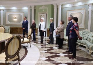 В гостях у Президента. Лукашенко вручил награды Роме Когодовскому и спасшим его медикам