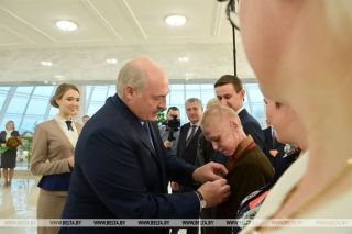 В гостях у Президента. Лукашенко вручил награды Роме Когодовскому и спасшим его медикам