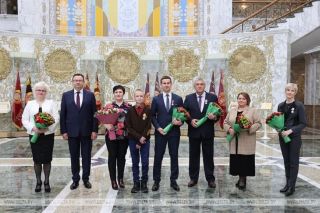 В гостях у Президента. Лукашенко вручил награды Роме Когодовскому и спасшим его медикам
