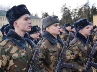 Минобороны: сегодня в соединениях и воинских частях Вооруженных Сил Беларуси новое пополнение принимает Военную присягу