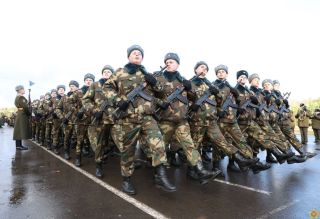 Минобороны: сегодня в соединениях и воинских частях Вооруженных Сил Беларуси новое пополнение принимает Военную присягу