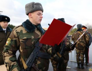 Минобороны: сегодня в соединениях и воинских частях Вооруженных Сил Беларуси новое пополнение принимает Военную присягу