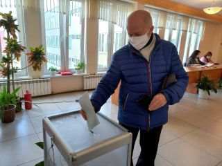 Досрочно голосует почётный гражданин Солигорщины Федор Гуринович