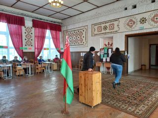 Активно идет голосование и на 9 избирательном участке, который разместился в Солигорском государственном колледже