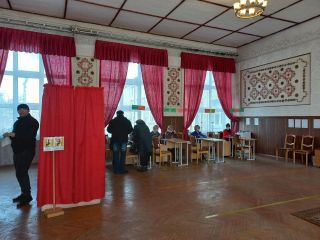 Активно идет голосование и на 9 избирательном участке, который разместился в Солигорском государственном колледже