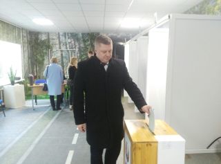 Заместитель председателя Солигорского райисполкома Игорь Карака вместе с семьей проголосовал досрочно