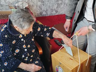 97-летняя Клавдия Марковна Грицевич проголосовала на дому