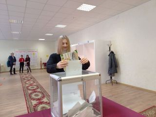 БРСМ поздравил впервые голосующих активистов общественной организации