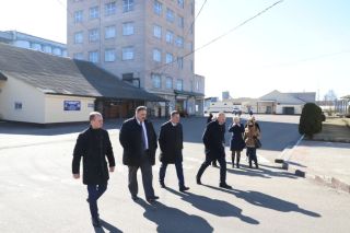 «Дефицита продуктов не будет». Александр Турчин посетил производство «третьего хлеба» в Борисове