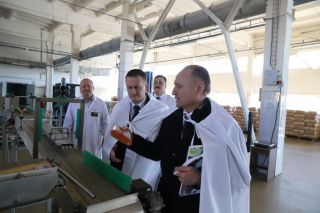 «Дефицита продуктов не будет». Александр Турчин посетил производство «третьего хлеба» в Борисове