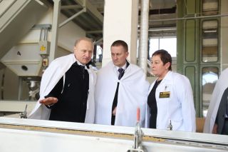 «Дефицита продуктов не будет». Александр Турчин посетил производство «третьего хлеба» в Борисове