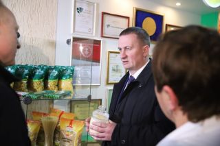 «Дефицита продуктов не будет». Александр Турчин посетил производство «третьего хлеба» в Борисове