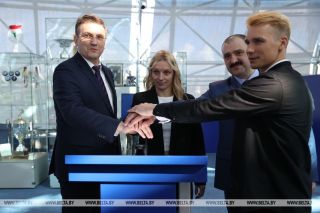 Серебряные призеры пекинской Олимпиады Анна Гуськова и Антон Смольский получили награды НОК