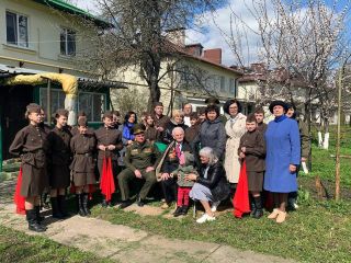 Павел Александрович Дрень принимает от руководства района поздравления с 95-летием