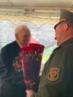 Павел Александрович Дрень принимает от руководства района поздравления с 95-летием