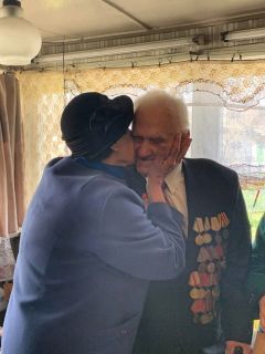 Павел Александрович Дрень принимает от руководства района поздравления с 95-летием