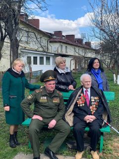 Павел Александрович Дрень принимает от руководства района поздравления с 95-летием