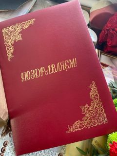 Павел Александрович Дрень принимает от руководства района поздравления с 95-летием