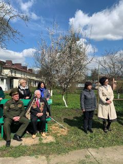 Павел Александрович Дрень принимает от руководства района поздравления с 95-летием